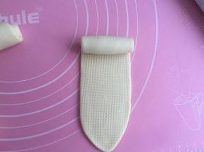 再一次取来擀成长椭圆，然后再次卷起