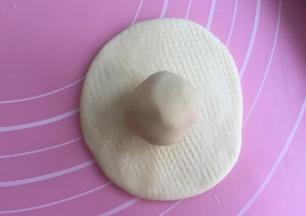 酥皮面团擀成圆片，放入油酥面团包好