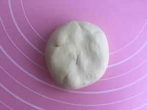 收口后，翻过来稍稍擀开