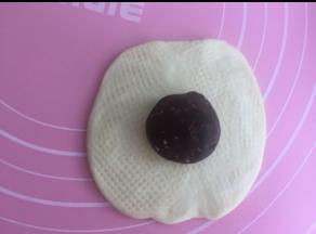 擀成圆片，包入馅料。