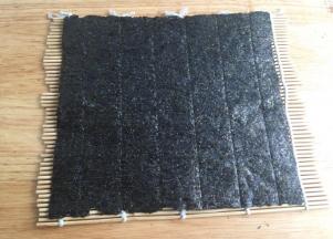 在寿司帘上铺紫菜