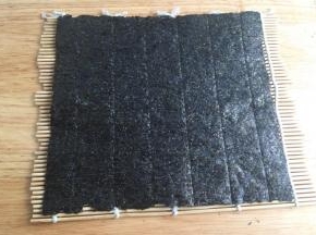 在寿司帘上铺紫菜