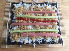 然后排好青瓜与火腿肠，挤一些番茄酱（按自己口味）