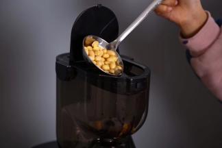 泡好的黄豆和清水混合，放入原汁机研磨