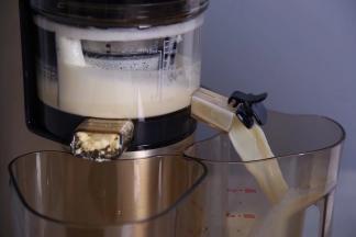 汁渣分离的很干净，如果你用其它工具磨豆浆记得过滤一下，不要有多余的豆渣残留在豆浆中，那样会影响豆腐脑的口感