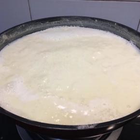 豆浆倒进锅中煮开，再小火继续煮5分钟（这一步一定要看住，因为很容易溢锅