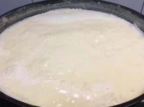 豆浆倒进锅中煮开，再小火继续煮5分钟（这一步一定要看住，因为很容易溢锅
