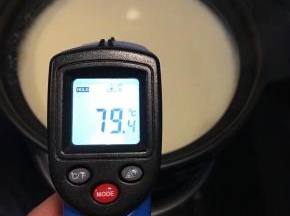 煮好的豆浆倒入砂锅中，降至80度左右备用