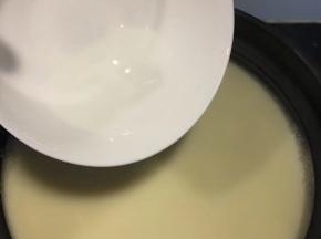 少许温水把内脂融化倒入豆浆中，稍稍搅拌使其充分融合，盖上盖子静置15分钟左右即可
