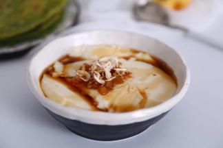 根据自己的口味加上佐料就可以开吃了，口感真的太棒了，细嫩爽滑。赶紧做起来吧