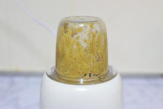 核桃仁放入料理机，打碎