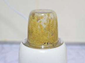 核桃仁放入料理机，打碎