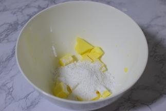 黄油室温软化，加糖粉