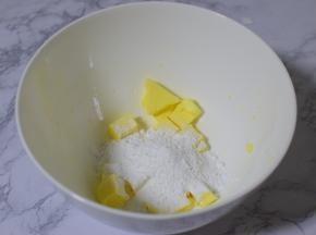 黄油室温软化，加糖粉