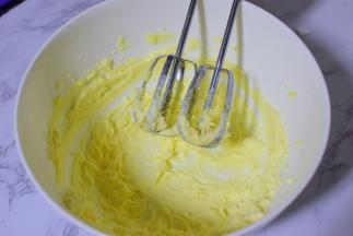 电动打蛋器打发至蓬松发白