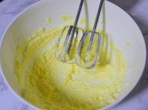 电动打蛋器打发至蓬松发白