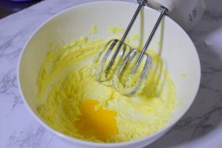 加入蛋黄，打匀