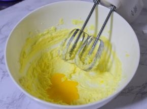 加入蛋黄，打匀