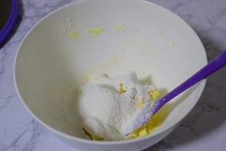 筛入低筋面粉，翻拌均匀