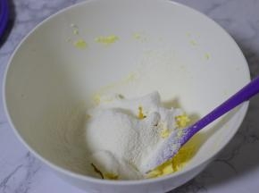 筛入低筋面粉，翻拌均匀