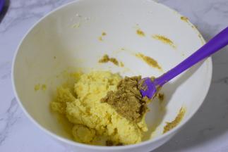 加入核桃碎，翻拌均匀，揉成面团