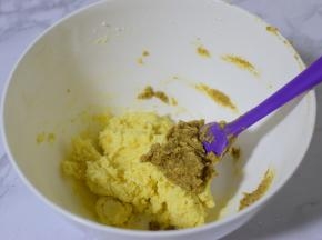 加入核桃碎，翻拌均匀，揉成面团