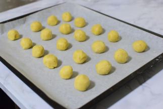 取出来，分成每个十克的小圆球