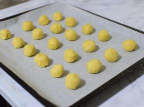 取出来，分成每个十克的小圆球