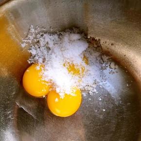 蛋白和蛋黄分别放在无水无油的盆中，蛋黄中加15克糖备用