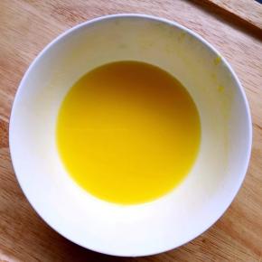 橙汁和玉米油混合至无油星备用