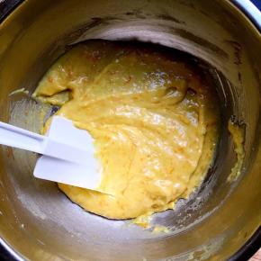 加入过筛的低粉翻拌至无干粉即可