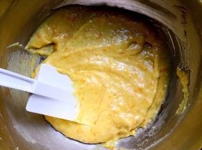 加入过筛的低粉翻拌至无干粉即可