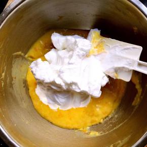 打发的蛋白分三次加入蛋黄糊中，每次翻拌均匀再加下一次