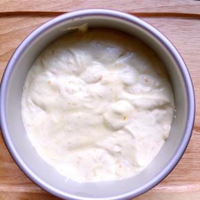 拌好的蛋糕糊从高处倒入模具中，并震去气泡。烤箱140度预热十分钟烤50分钟左右即可（上色满意及时加盖锡纸）