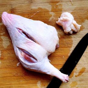 鸭腿去除多余的肥油（如果你不介意也可以不去）在鸭腿上划两刀，方便入味