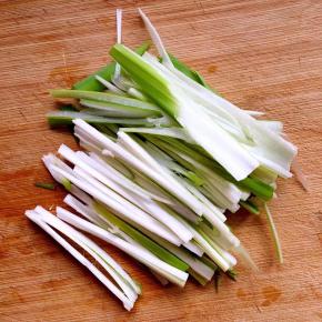 葱姜切丝备用（要用了却突然发现没有生姜了，所以调料中我加了姜汁代替）