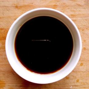 酱油、耗油、料酒、白糖、盐放入碗中搅拌均匀备用