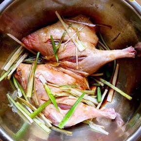 所有调料和处理好的鸭腿放在一个大一点的盆中（我这个盆太小只能放下2只鸭腿）然后开启按摩模式，各种揉捏一起上只为让肉质更鲜美，然后盖上保鲜膜腌制一小时