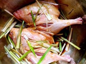 所有调料和处理好的鸭腿放在一个大一点的盆中（我这个盆太小只能放下2只鸭腿）然后开启按摩模式，各种揉捏一起上只为让肉质更鲜美，然后盖上保鲜膜腌制一小时
