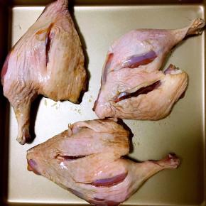 腌制好的鸭腿放在不粘烤盘上，烤箱210度预热10分钟再烤25分钟左右即可