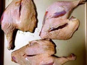 腌制好的鸭腿放在不粘烤盘上，烤箱210度预热10分钟再烤25分钟左右即可