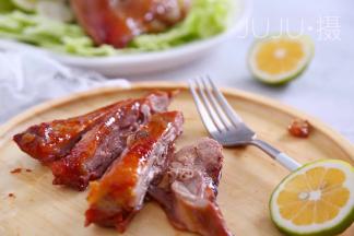 有这么美味的烤鸭腿你可要备足米饭