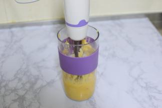 蒸熟的红薯加入牛奶和玉米油，用料理棒打成泥