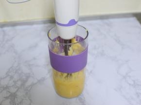 蒸熟的红薯加入牛奶和玉米油，用料理棒打成泥