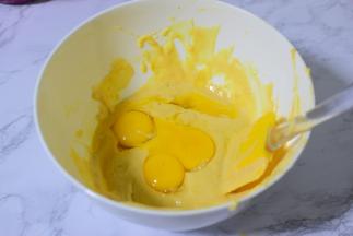加蛋黄，拌匀