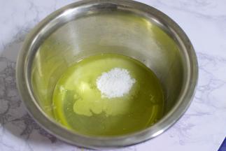 蛋清中分三次加入白糖