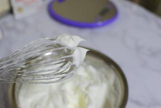 用电动打蛋器打发至硬性发泡