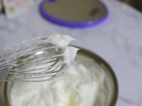 用电动打蛋器打发至硬性发泡
