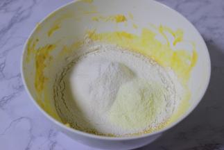 过筛低筋面粉和奶粉，翻拌均匀