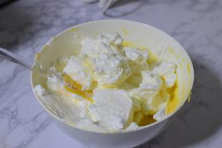 将打发好的蛋清倒在蛋黄面糊里